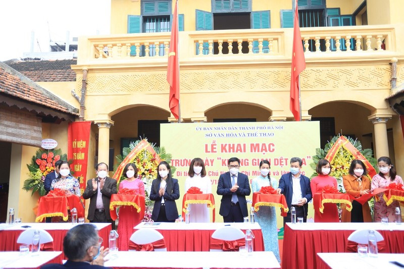 Cắt băng khai mạc trưng bày “Không gian dệt lụa”.