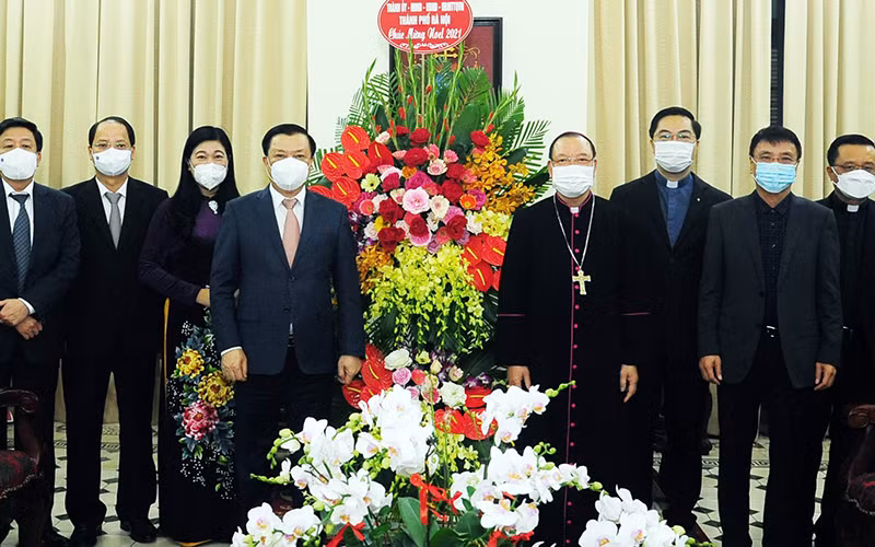 Bí thư Thành ủy Hà Nội chúc mừng Giáng sinh tại Tòa Tổng Giám mục Hà Nội