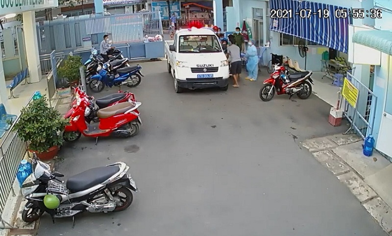 Xe chuyên dụng của Công an phường Mỹ Thạnh do Thượng úy Soàn lái đến nhà đưa sản phụ đi cấp cứu. Thượng úy công an giúp sản phụ mang song thai vượt cạn -0