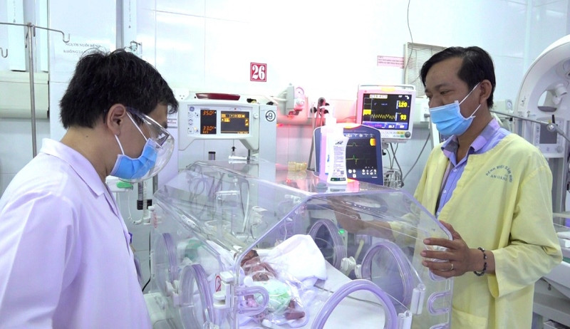 Hai bé gái sinh non đang được theo dõi trong lồng kính tại Bệnh viện Sản Nhi An Giang. Thượng úy công an giúp sản phụ mang song thai vượt cạn -0