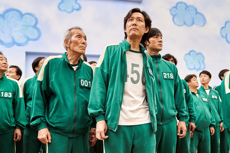 Jung-jae và dàn diễn viên trong 1 cảnh của “Squid Game”. (Ảnh: Netflix) “Squid Game” thắng lớn tại Giải thưởng SAG 2022 -0