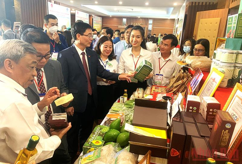 Các đại biểu tham quan các gian hàng trưng bày các sản phẩm OCOP của tỉnh trưng bày tại hội nghị. Đắk Lắk đẩy mạnh thu hút đầu tư vào lĩnh vực nông nghiệp -0