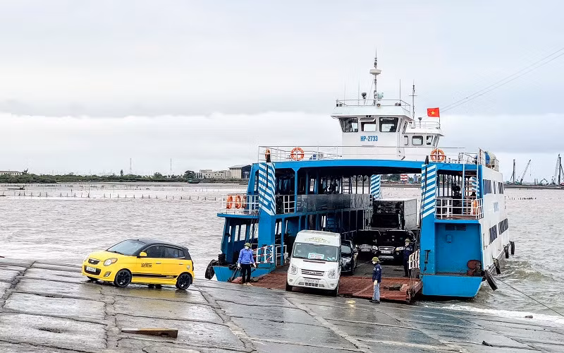 Tuyến phà biển từ đảo Cát Hải sang đảo Cát Bà (Hải Phòng) sẽ tạm thời ngừng chuyên chở xe ô-tô con và xe tải trong dịp nghỉ lễ 30/4 đến 3/5/2022 để khắc phục ách tắc giao thông thường xuyên xảy ra tại đây.