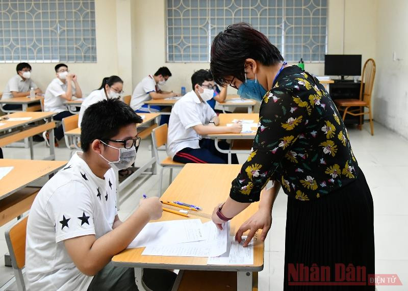 Do thí sinh làm thủ tục trực tuyến tại nhà nên trong sáng nay, cán bộ coi thi dành nhiều thời gian để rà soát lại thông tin của thí sinh cũng như phố biến quy chế, lịch thi tránh những sai sót đáng tiếc. Hà Nội bắt đầu kỳ thi tuyển sinh lớp 10 trong điều kiện đặc biệt -0