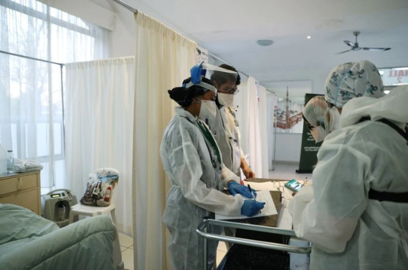 Nhân viên y tế hỗ trợ điều trị bệnh nhân tại 1 bệnh viện dã chiến ở Johannesburg, Nam Phi, ngày 10/7/2021. (Ảnh: Reuters) Thêm nhiều nước ghi nhận ca nhiễm biến thể Omicron, Nam Phi sẵn sàng trước làn sóng lây nhiễm mới -0