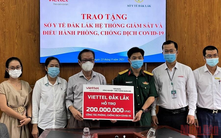 Lãnh đạo Viettel Đắk Lắk trao tặng tượng trưng giá trị hệ thống thiết bị giám sát, điều hành phòng, chống dịch Covid-19 cho Sở Y tế Đắk Lắk. (Ảnh: NGUYỄN CÔNG LÝ).