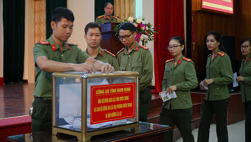 Các cán bộ, chiến sĩ Công an tỉnh Nam Định ủng hộ đồng bào miền trung ruột thịt. Công an tỉnh Nam Định phát động ủng hộ đồng bào miền trung -0