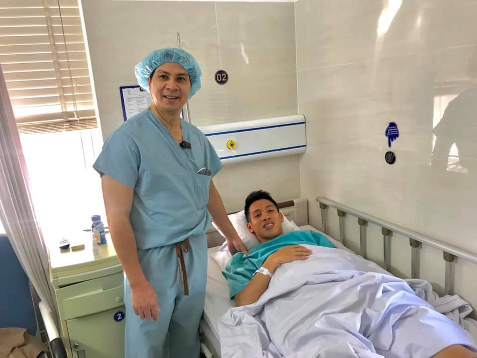 Bác sĩ Phạm Quốc Hùng và Hùng Dũng trước ca phẫu thuật. (Ảnh: FBNV) Hùng Dũng phẫu thuật chấn thương thành công -0