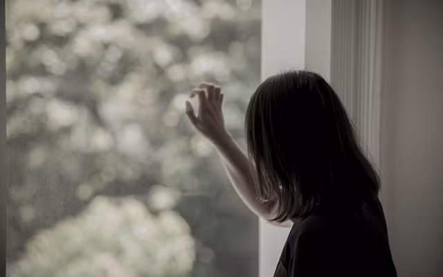 “Ngoài đường chán, nhưng ở nhà còn chán hơn. Thế nên cứ phải đi ra đường” - lời tâm sự của một bạn trẻ trong cuốn sách Tìm lại mình trong thế giới hậu tuổi thơ.