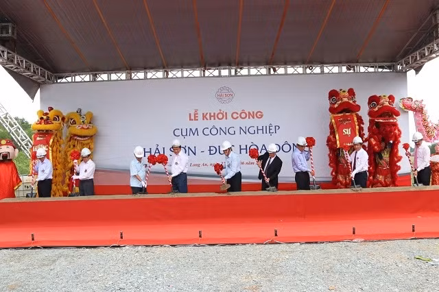 Nguyên Chủ tịch nước Trương Tấn Sang cùng các đồng chí lãnh đạo tỉnh Long An, chủ đầu tư làm lễ khởi công dự án.