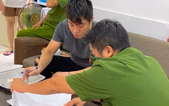 Lực lượng chức năng khám xét nơi ở của chủ mưu Trần Viết Nghĩa.