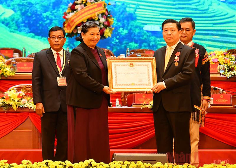 Phó Chủ tịch Thường trực Quốc hội Tòng Thị Phóng trao Huân chương Vì sự nghiệp đại đoàn kết dân tộc cho các cá nhân. (Ảnh: THỦY NGUYÊN) Đại hội đại biểu toàn quốc các dân tộc thiểu số Việt Nam lần thứ II thành công tốt đẹp -0