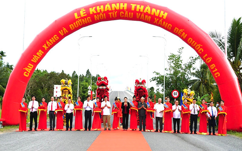 Nguyên Chủ tịch Quốc hội Nguyễn Thị Kim Ngân, lãnh đạo, nguyên lãnh đạo TP Cần Thơ cắt băng khánh thành cầu Vàm Xáng.