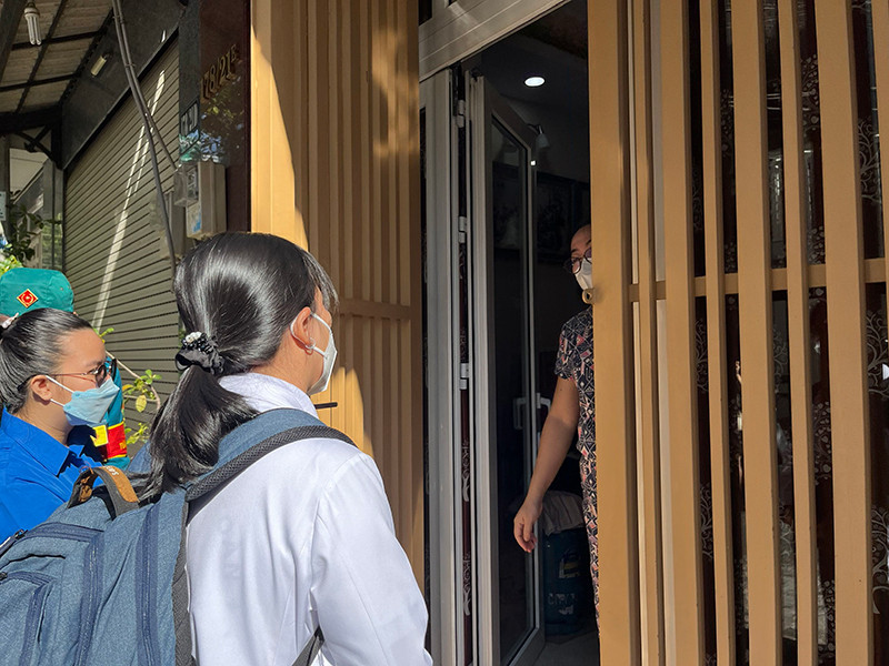 Nhân viên y tế hỏi thăm, tư vấn sức khỏe cho người dân trên địa bàn phường 3, quận Phú Nhuận, TP Hồ Chí Minh. Ra quân chiến dịch “Mũi tiêm an toàn-Vaccine hạnh phúc” -0