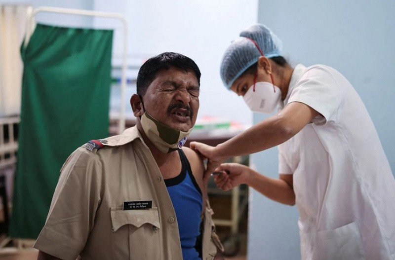 Tiêm liều tăng cường vaccine phòng Covid-19 ở Mumbai, Ấn Độ, ngày 10/1/2022. (Ảnh: REUTERS) Pháp ghi nhận mức cao kỷ lục hơn 368 nghìn ca mắc Covid-19 trong 24 giờ -0