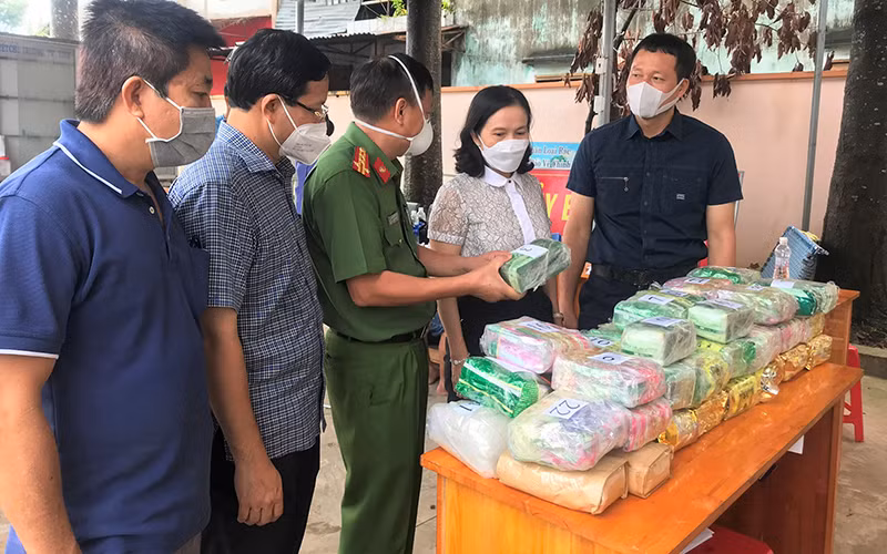 Lực lượng công an thu số ma túy, thời điểm bắt giữ vào ngày 30/9/2021.