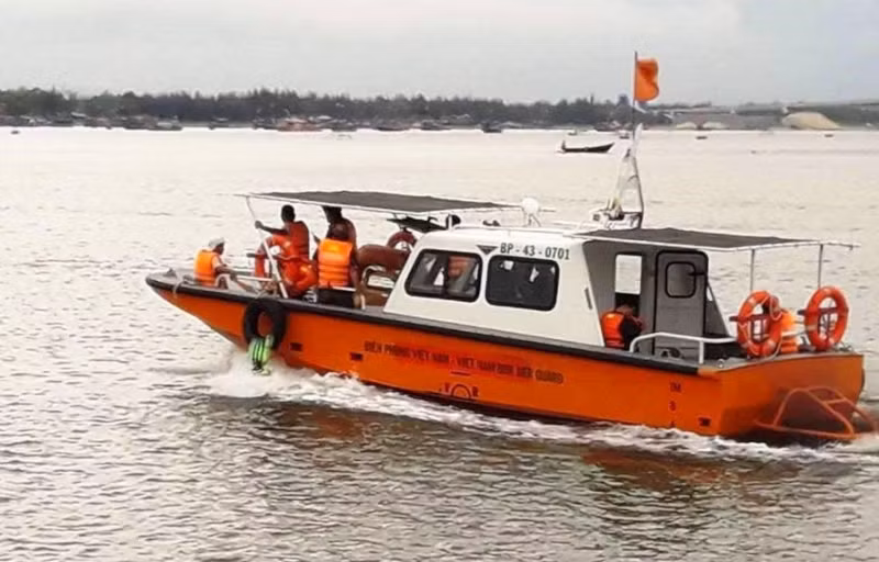 Lực lượng chức năng tìm kiếm hai nạn nhân mất tích.