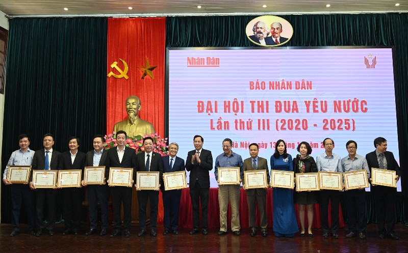 Trao Bằng khen của Báo Nhân Dân cho các cá nhân có thành tích xuất sắc. Đại hội Thi đua yêu nước Báo Nhân Dân lần thứ 3 -0