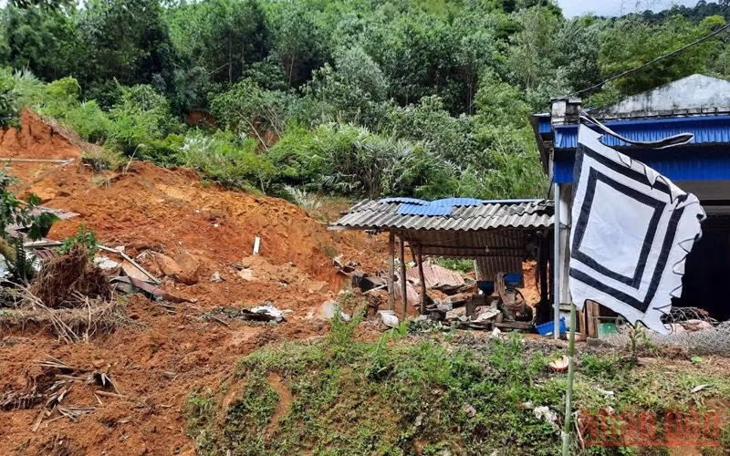 Hiện trường vụ sạt lở đất tại xóm Tát, xã Tân Minh, huyện Đà Bắc, Hòa Bình.