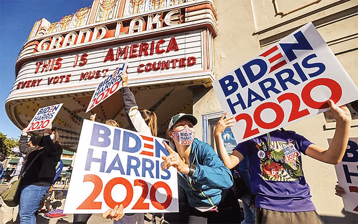 Người ủng hộ liên danh Biden - Harris ăn mừng ở Oakland. Ảnh: AP