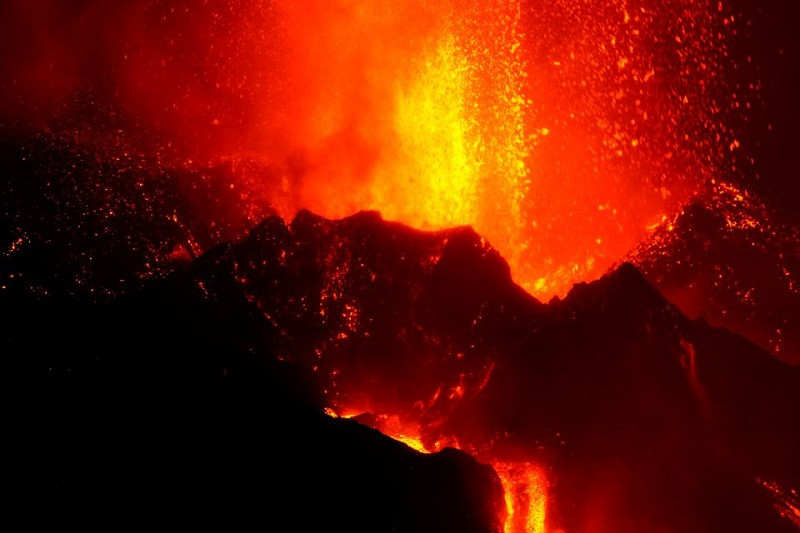 Núi lửa Cumbre Vieja trên đảo La Palma tiếp tục phun trào mạnh mẽ trong ngày 9/10. (Ảnh: Reuters) Dung nham núi lửa nhấn chìm thêm nhiều ngôi nhà trên đảo La Palma -0