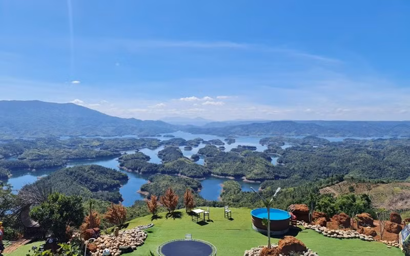 Điểm ngắm cảnh quan hồ Tà Đùng.