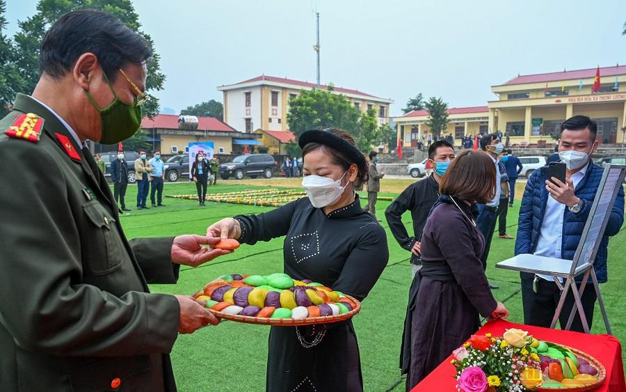 Các đại biểu thưởng thức món bánh dày truyền thống của đồng bào dân tộc nơi đây. Ấm áp niềm vui trong Ngày hội Đại Đoàn kết toàn dân -0