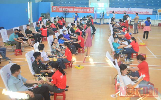 Hàng trăm người dân Quảng Ngãi tham gia hiến máu tại chương trình Hành trình Đỏ “Quảng Ngãi - Giọt hồng gắn kết yêu thương”.