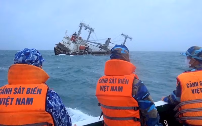 Lực lượng cứu nạn trên tàu CSB 6007 tiếp cận hiện trường khu vực tàu Xin Hong bị nạn.