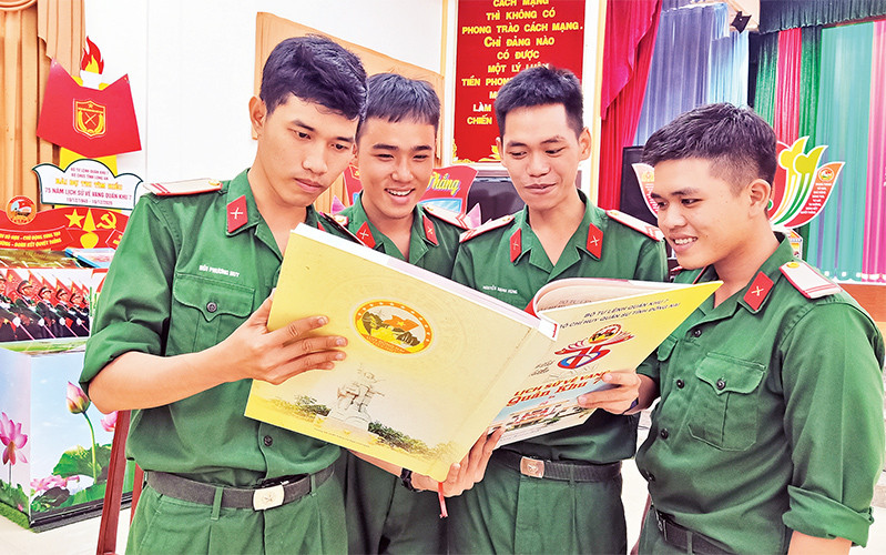 Chiến sĩ trẻ Quân khu 7 ôn lại truyền thống hào hùng của đơn vị.
