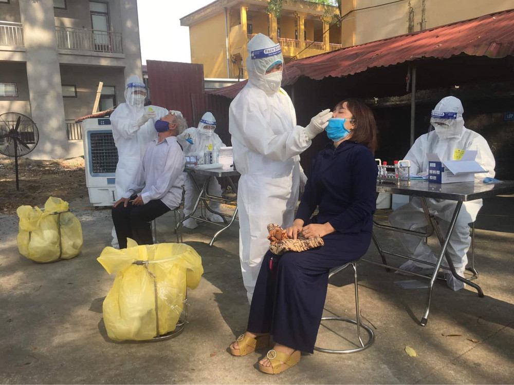 Bất chấp nắng nóng ngột ngạt, hơn 700 cán bộ y tế tại tâm dịch Bắc Giang triển khai test nhanh để sàng lọc ca nghi ngờ. THÔNG ĐIỆP CHỐNG DỊCH MỚI: 5K+VACCINE+CÔNG NGHỆ -0
