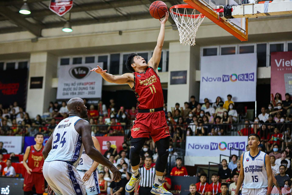 Tuyển thủ quốc gia Võ Kim Bản có ngày thi đấu không tốt. Saigon Heat bất ngờ để thua Nha Trang Dolphins -0