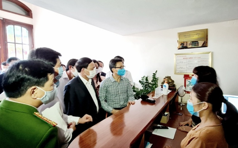 Phó Thủ tướng Vũ Đức Đam cùng Đoàn công tác kiểm tra công tác phòng, chống dịch Covid-19 tại cơ sở nhà nghỉ Xuân Hồng.