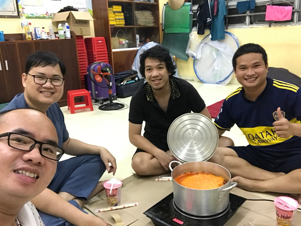 Nguyễn Hồng Kỳ (áo nâu) được sắp xếp ở chung với 3 nhân viên y tế khác. F0 man Nguyễn Hồng Kỳ -0