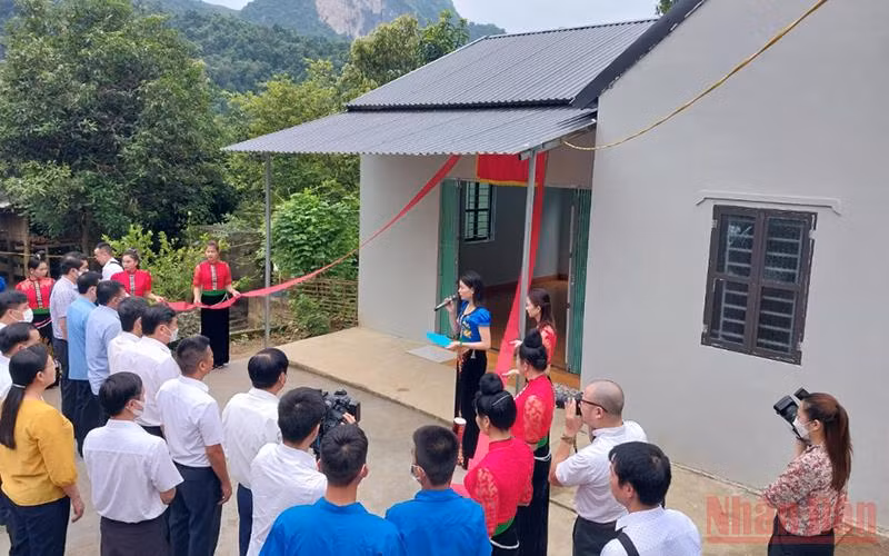 Lễ bàn giao nhà cho hộ bà Lò Thị Phượng, bản Mển, xã Hua Trai.