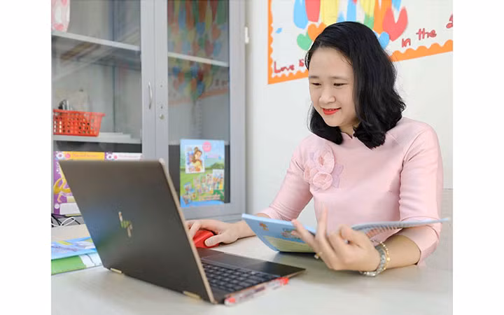 Giờ dạy học trực tuyến của giáo viên Trường tiểu học Thăng Long (quận Hoàn Kiếm, Hà Nội). Ảnh: THANH TÙNG