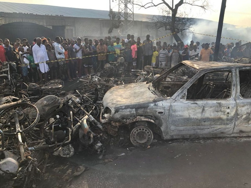 Nhiều xe máy và xe ô-tô bị đám cháy thiêu rụi. (Ảnh: Reuters) Nổ xe bồn ở Sierra Leone -0