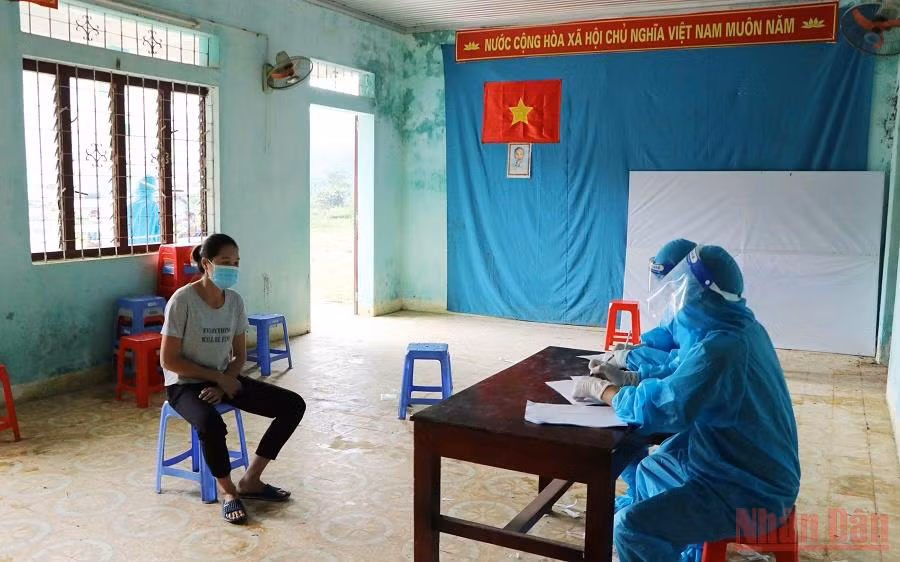 Người dân xã Bản Giang đến khai báo y tế. (Ảnh: TRẦN TUẤN)