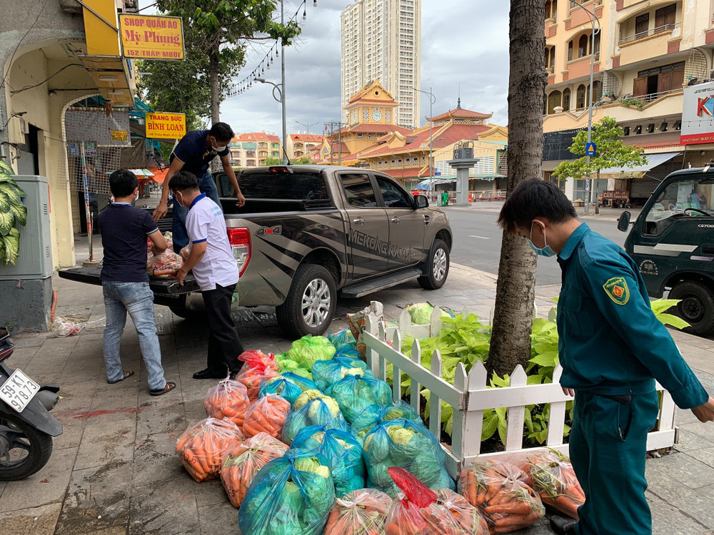 Hỗ trợ lương thực, thực phẩm cho các hộ dân bị cách ly tại phường 2, quận 6, TP Hồ Chí Minh ngày 18/7. Nghĩa cử đẹp phía sau hàng nghìn suất cơm cho người cơ nhỡ -0