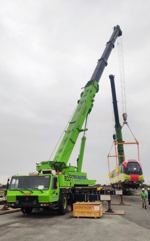Sau đó được cẩu đưa vào ray. metro2-1603164081141.jpg