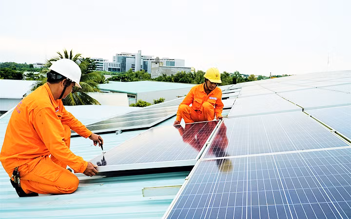 Thi công lắp đặt tấm pin hệ thống điện mặt trời mái nhà trên địa bàn tỉnh Sóc Trăng.