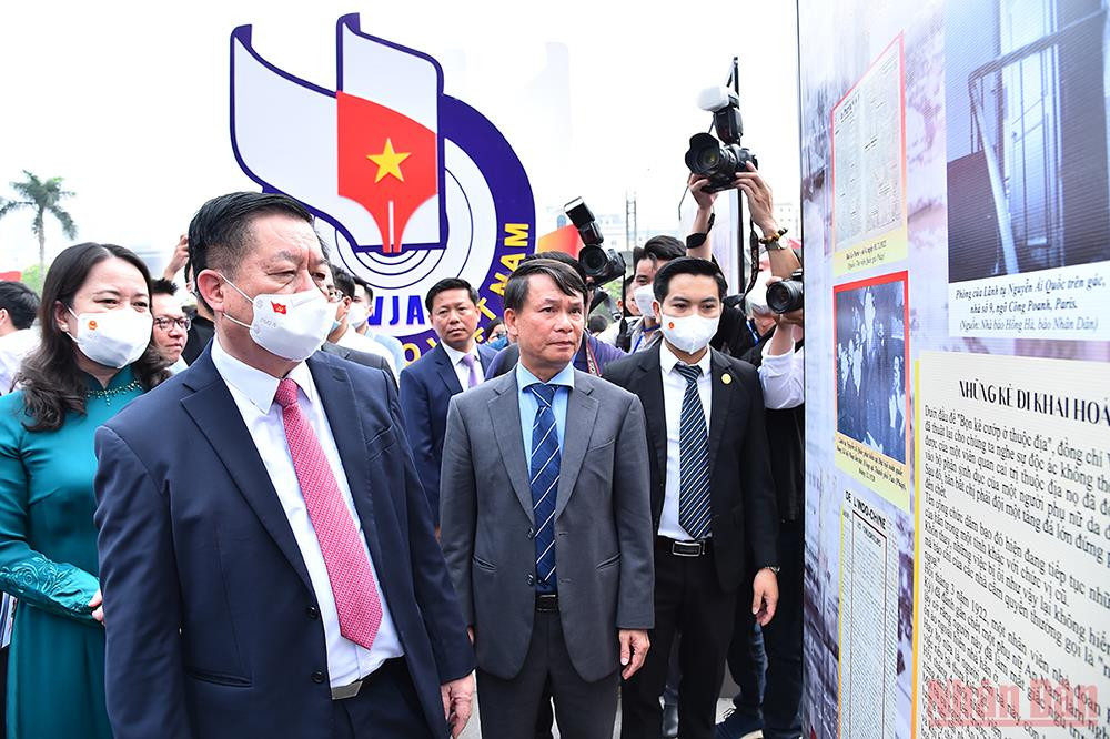 Các đại biểu tham quan Trưng bày chuyên đề “100 năm Báo Le Paria (Người cùng khổ)”. Hội báo Toàn quốc 2022: Hướng tới nền báo chí đoàn kết, chuyên nghiệp, hiện đại, nhân văn -7