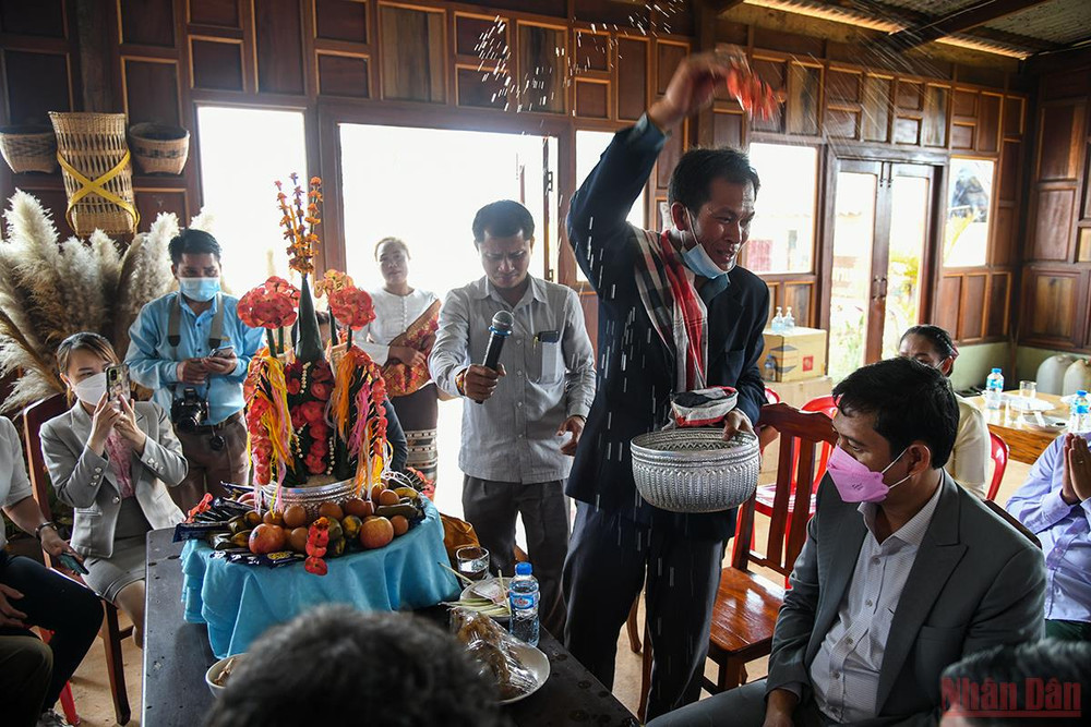 Tết cổ truyền Bunpimay không thể thiếu tục vẩy nước cầu may. (Ảnh: THÀNH ĐẠT) Quan hệ hữu nghị đặc biệt Việt - Lào: Tết của bạn là Tết của mình -0