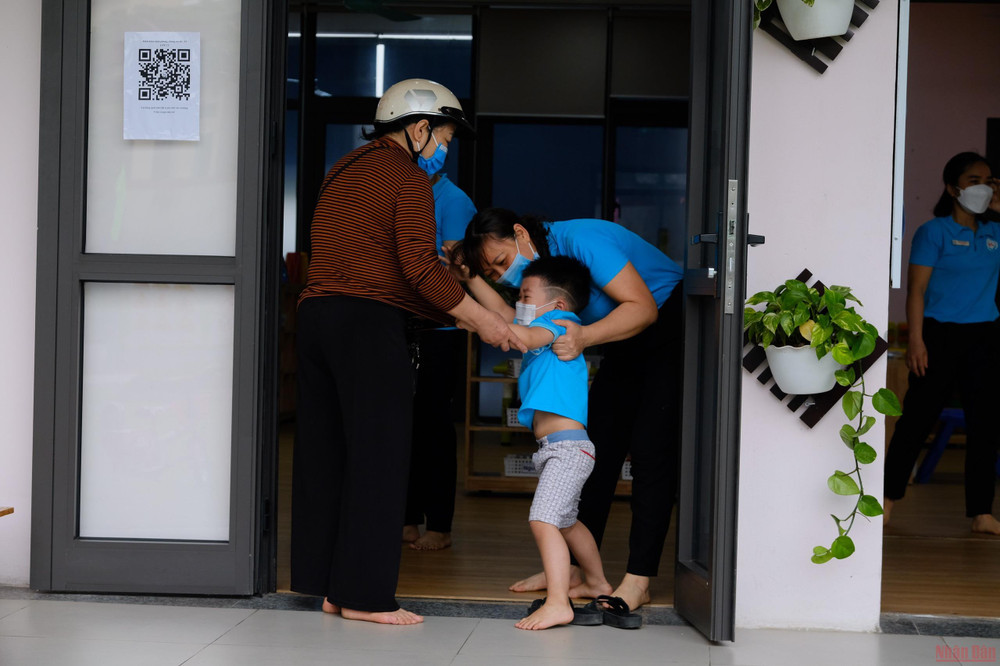 Bỡ ngỡ ngày đầu tới lớp. (Ảnh: SƠN BÁCH) Ngày đầu trở lại trường bỡ ngỡ của gần 600.000 trẻ mầm non Hà Nội -0