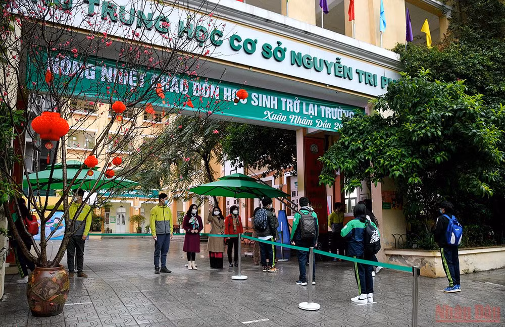  Học sinh từ khối lớp 7 tới 12 của thành phố Hà Nội chính thức trở lại trường học trực tiếp -0