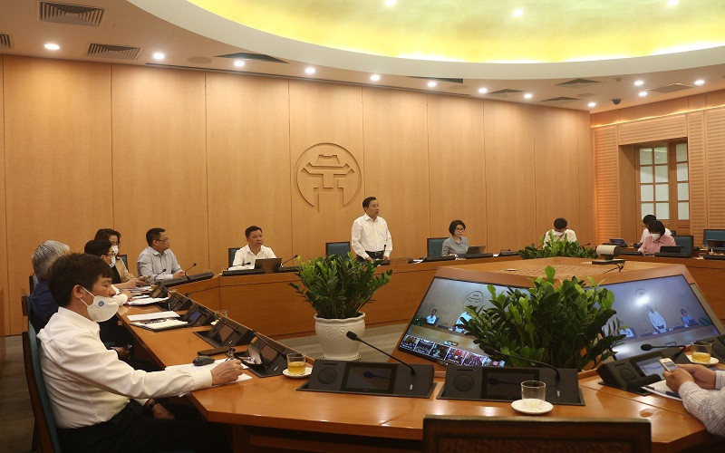 Các đại biểu tham dự giao ban trực tuyến tại điểm cầu trụ sở UBND thành phố Hà Nội.