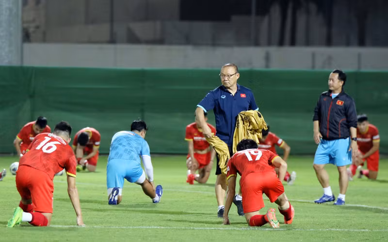 HLV Park Hang-seo cùng các tuyển thủ tập luyện trước trận đấu với Oman. (Ảnh: VFF)