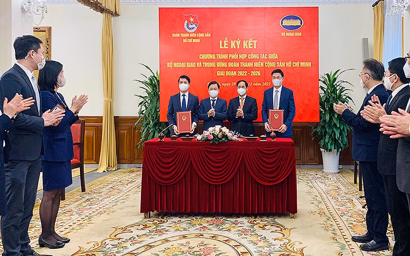 Các đồng chí Bùi Thanh Sơn, Nguyễn Anh Tuấn (thứ 2 và 3 từ phải sang trong ảnh) chứng kiến hoạt động ký kết chương trình phối hợp giữa Bộ Ngoại giao và Trung ương Đoàn, giai đoạn 2022-2026.