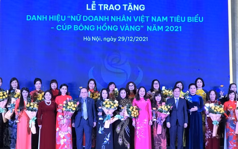 Vinh danh “Nữ doanh nhân Việt Nam tiêu biểu-Cúp Bông hồng vàng” năm 2021.