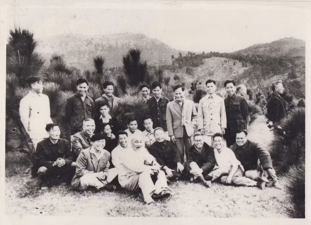 Chủ tịch Hồ Chí Minh với người làm báo Việt Nam và bạn bè quốc tế -0